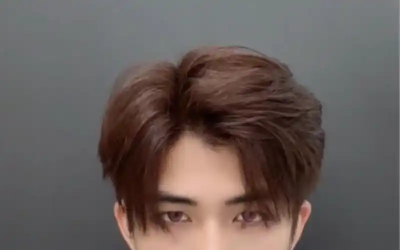 没有男孩子会拒绝这款三七分发型吧?