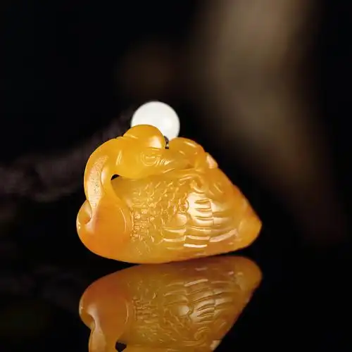 中国青年玉雕艺术家徐凯作品和田玉鸡油黄沁籽料鹅如意挂件8克女