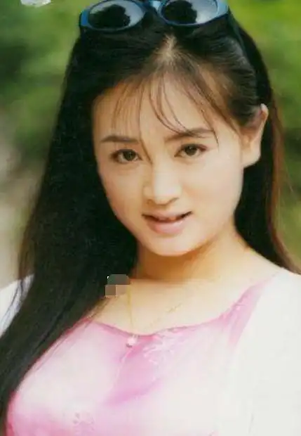 赵丽娟在拍《还珠格格》的时候已经32岁了,从中央戏剧学院毕业的她