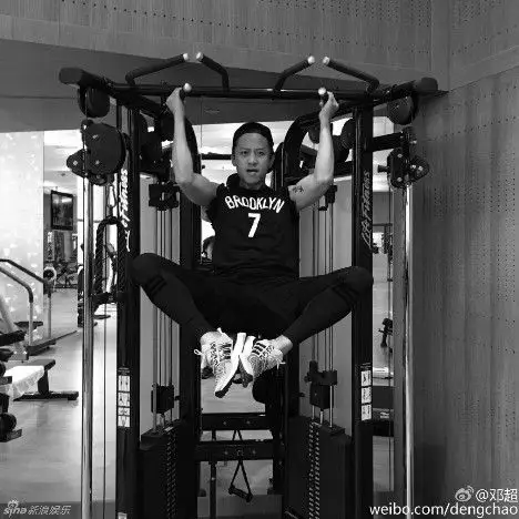 组图:邓超晒健身照似耍猴 肌肉紧实张腿搞怪