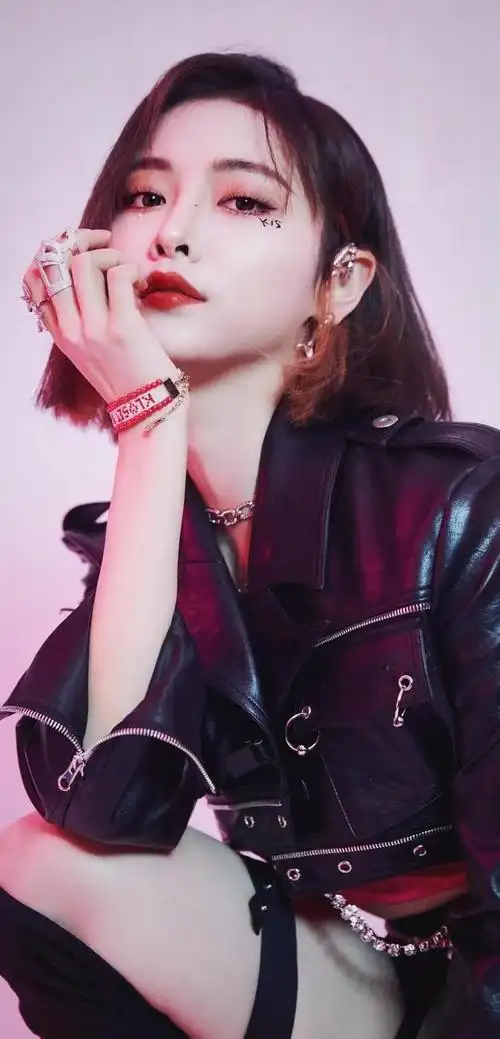 超飒御姐范美女壁纸 | 初见乍惊欢,久处亦怦然_网易订阅