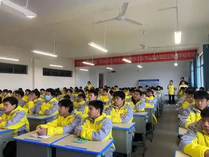 走进京山五中 /03/ 走进京山中学 /11月22日下午,荆门市青年宣讲团