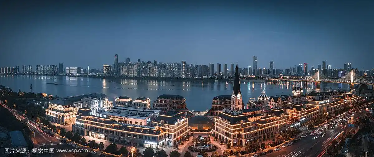 拍摄于长沙渔人码头,为了拍摄这个景,几乎爬遍了周围可能的机位