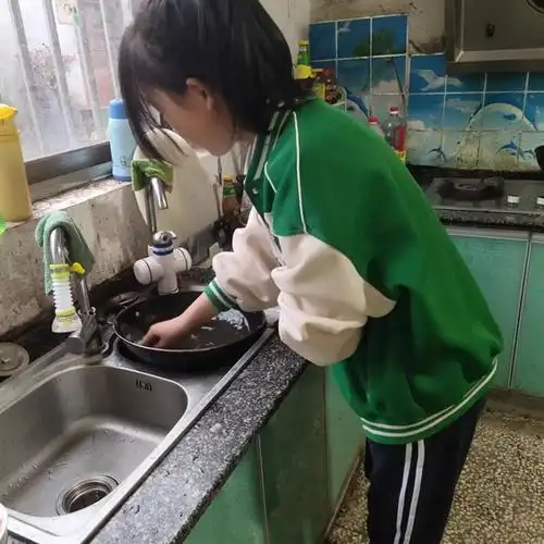 (学生在家做家务劳动)