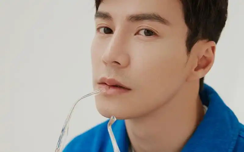 王冠逸冷峻帅气写真图片桌面壁纸