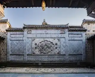 古建筑里天井前的带吉祥图案的屏风墙