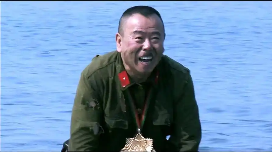 举起手来2:罗圈腿士兵坐着鱼雷,以为回日本去,意外闯入钓鱼岛