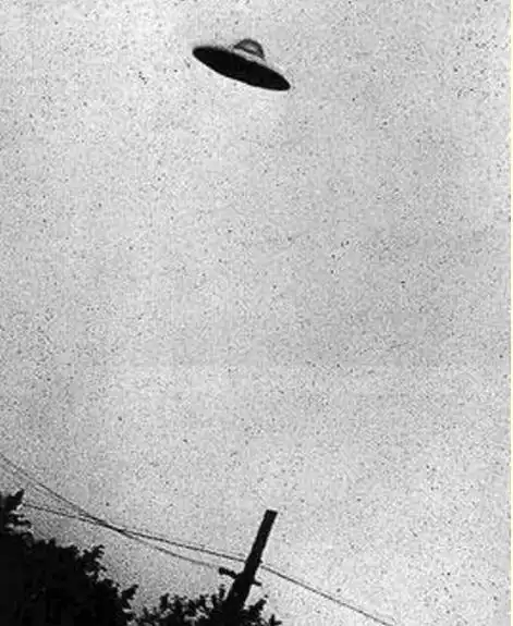 人类第一次向ufo发动攻击 那个明亮物体周围的亮斑,是防空炮弹爆炸