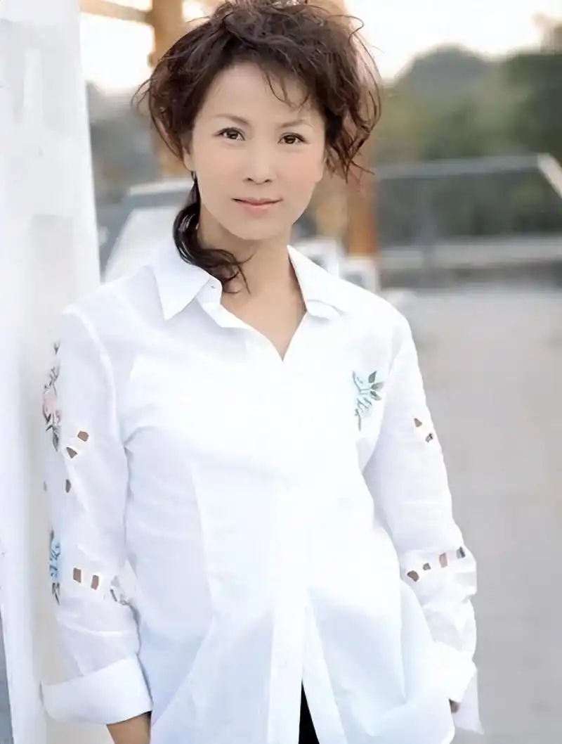 回顾演员赵越嫁二婚佟凡恩爱25年57岁无儿无女亦无悔