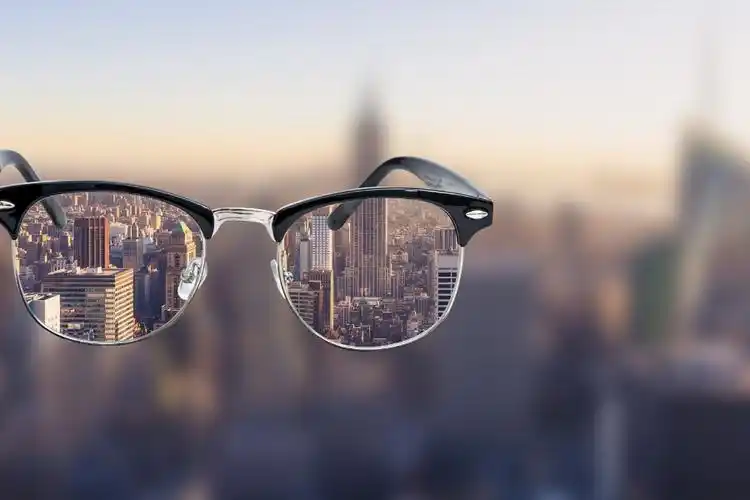 通过佩戴眼镜来提高视力,远视眼需要经常佩戴眼镜,而老花眼则在看近