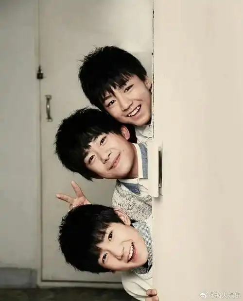 合照十年前vs十年后#从亲密无间勾肩搭背到保持距离全靠p图#王俊凯