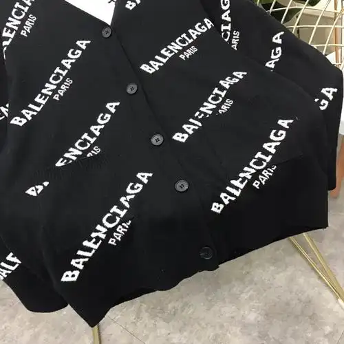 20180105179,巴黎世家全字母黑色开衫