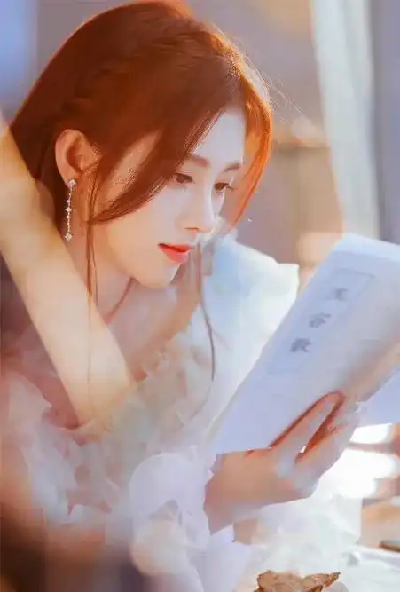 灯光下的淑女,鞠婧祎优雅读书,清纯可人!__财经头条