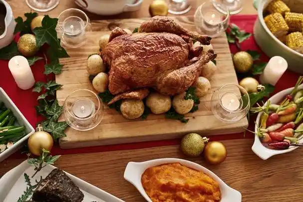 "感恩节餐桌大揭密:如何准备和享用美味的烤火鸡大餐"