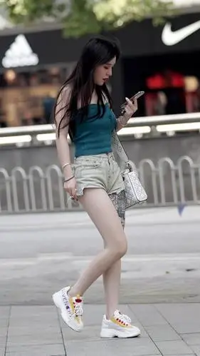 同样是短裤穿搭,腿细的女孩,会显得更高挑