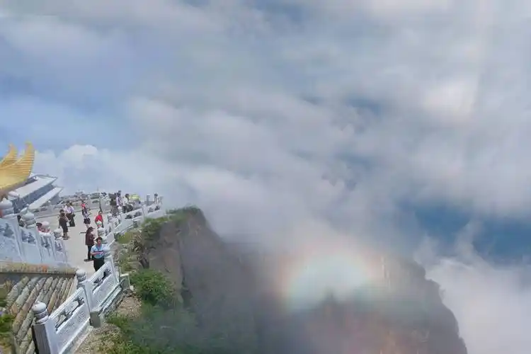 峨眉山金顶佛光的由来_蒲公_菩萨_云海