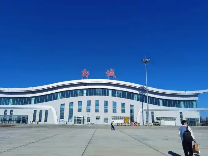 科尔沁草原东部;气候属温带大陆性季风气候;下辖1区,2市,2县(洮北区