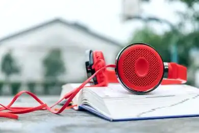 红色头戴式耳机放在书本上