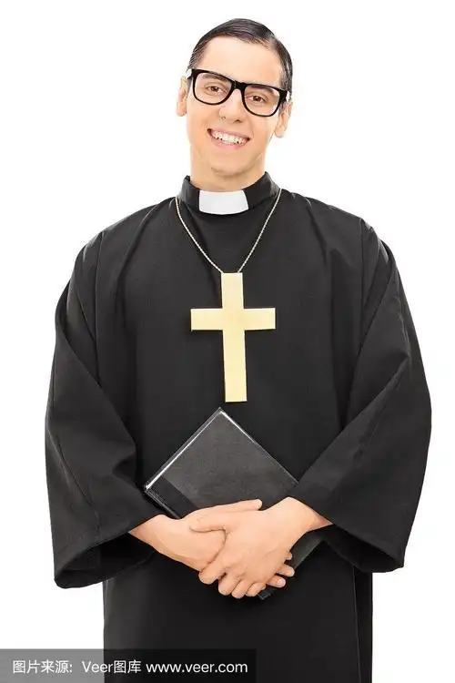 手持圣经的年轻天主教牧师