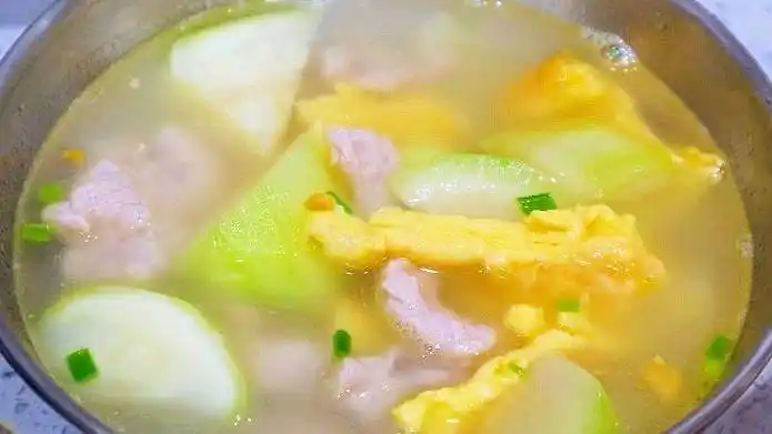 这道"瓠瓜肉片汤"最适合夏天饮用了,三岁的宝宝连续喝十多勺呢