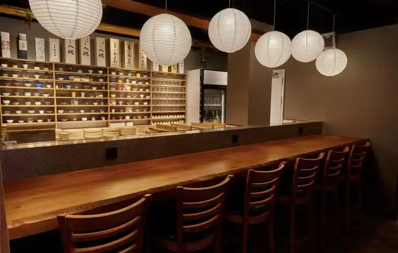 紧靠着料理台的吧台,是日料店里最温暖地方,不仅可以欣赏到主厨的精湛