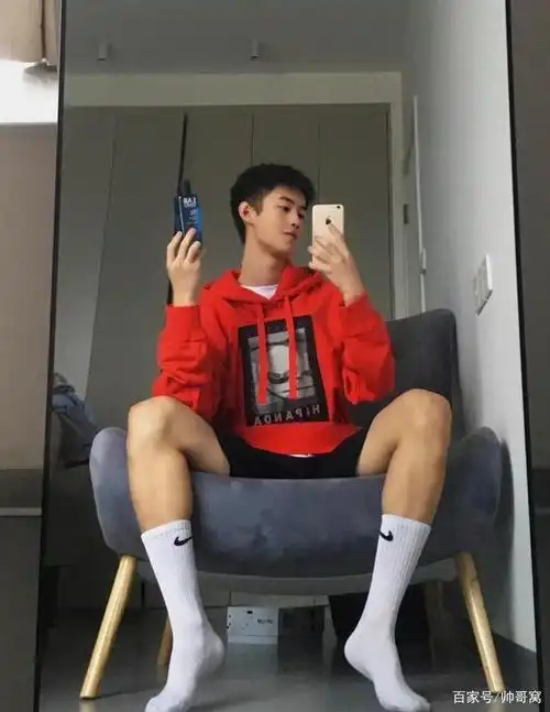 组图:身高185,体重70公斤重的体育生,穿着长筒袜自拍,有范!