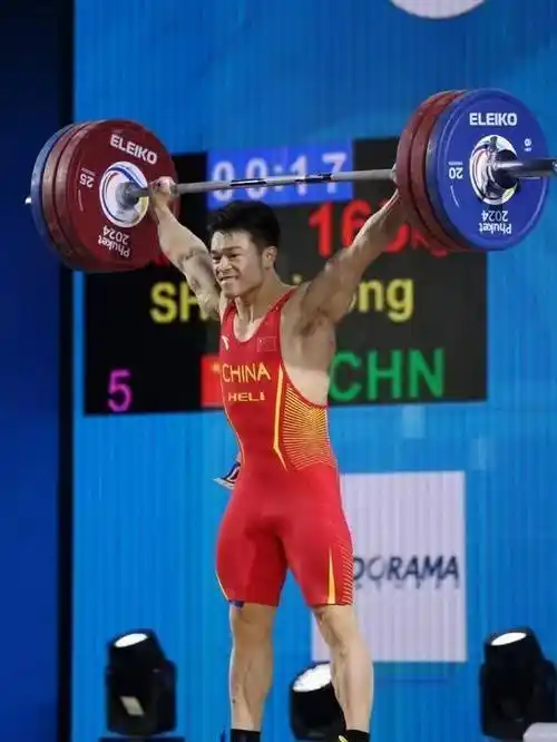 爆冷丢金!30岁举重奥运冠军被黑马绝杀,对手破世界夺_