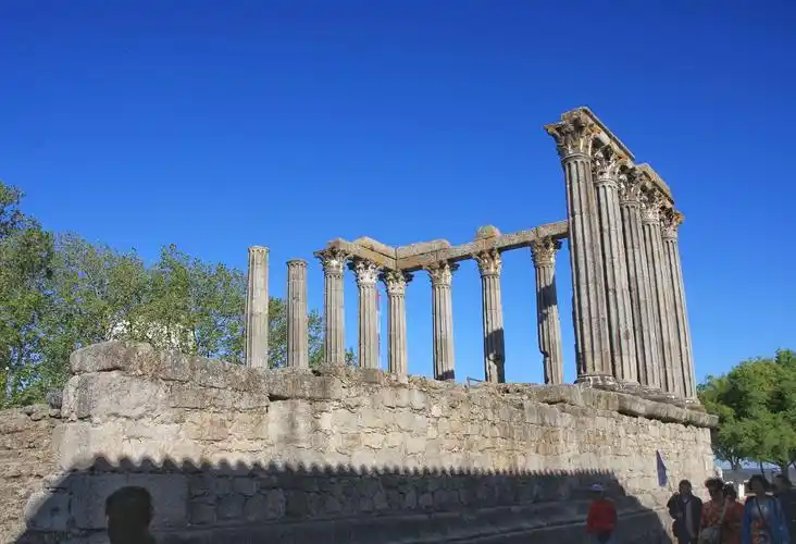【埃武拉罗马神庙】建于公元前3世纪,是当时的王室神殿,供奉古