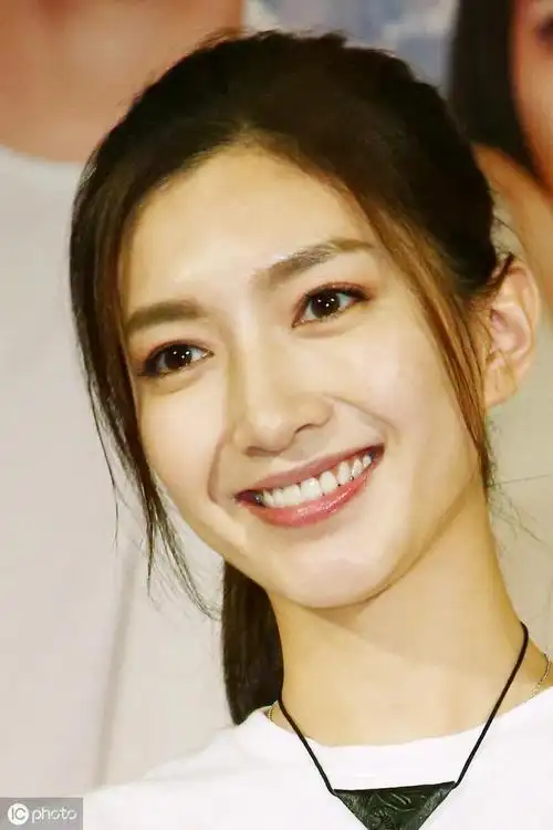 大美人江疏影,一字肩,丸子头"好惊艳"