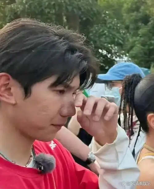 王源生图状态引起讨论,脸上的痘印很明显,粉丝晒出的美颜照