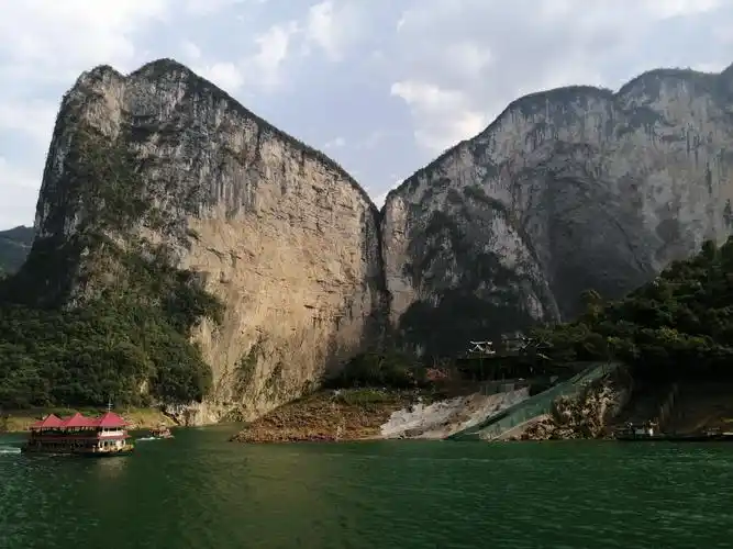 清江旁耸立的蝴蝶崖,如翩翩起舞的蝴蝶,唯妙唯俏,非常迷人!