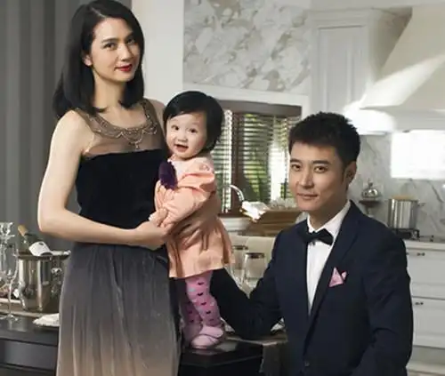 近日,在《花千骨》中饰演东方彧卿的胡张丹峰火了,而他妻子洪欣也被热