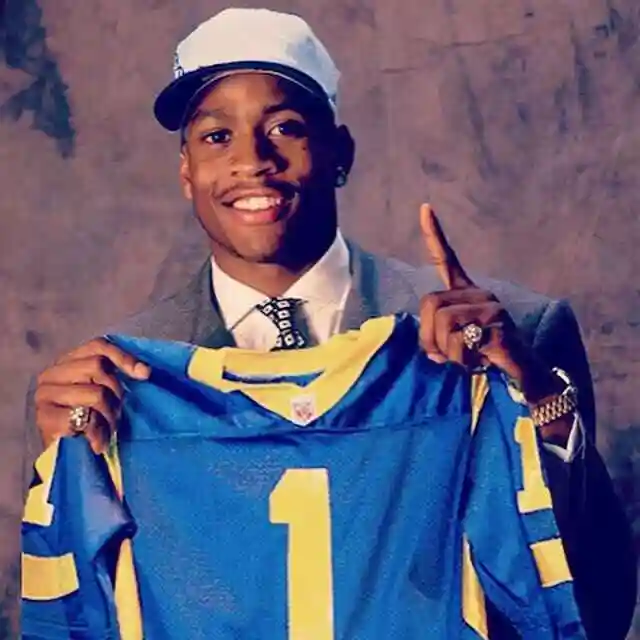 要知道,艾弗森在高中时期,曾在橄榄球和篮球两个领域分别荣膺美联社