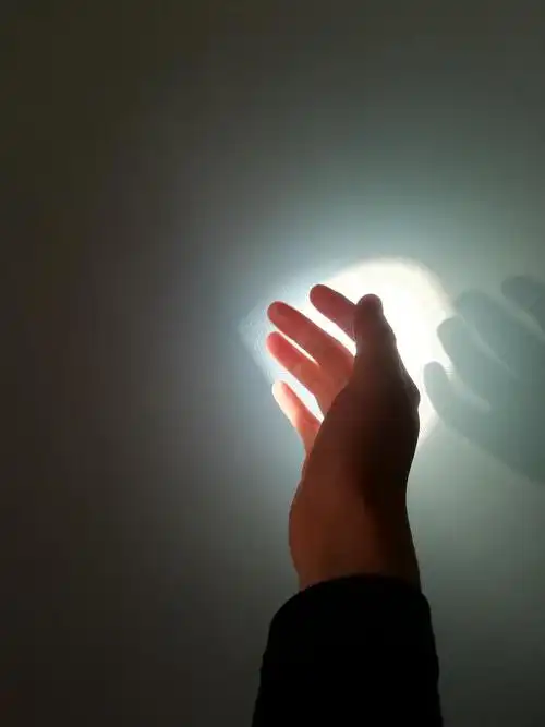 镜子将阳光反射在墙上