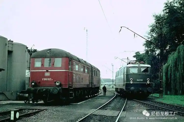 牵引巨炮的双头铁马二战德国克虏伯d311内燃机车