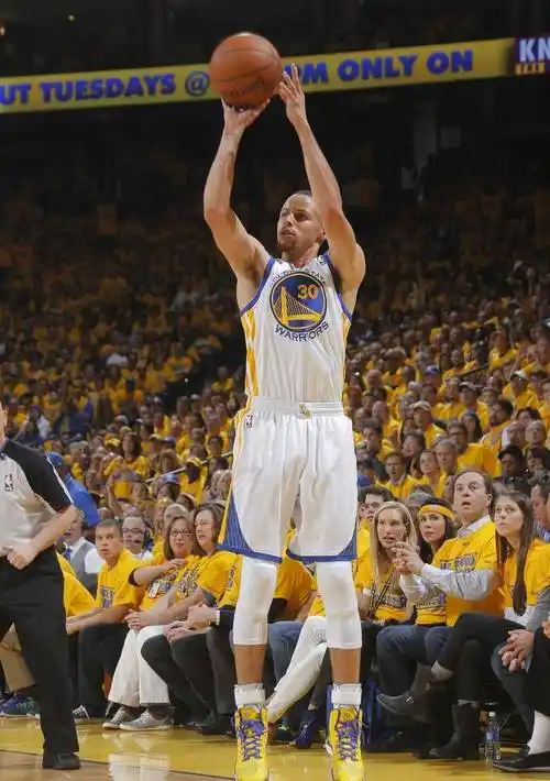 nba巨星斯蒂芬·库里在比赛中最出色的技术特点是什么?