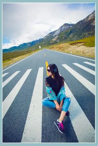 中站起来,然后将环境和人物都拍到画面中,这时候可以用上慵懒的姿势