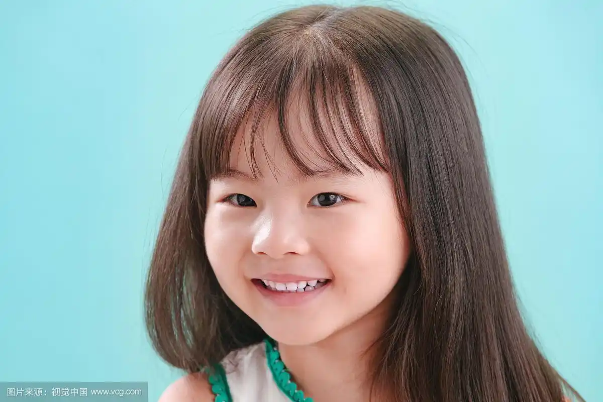 小女孩的可爱表情