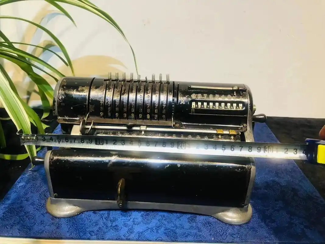 民国老手摇机械计算机!应该是外国的!无标牌!国产没见过这机型 - 抖音