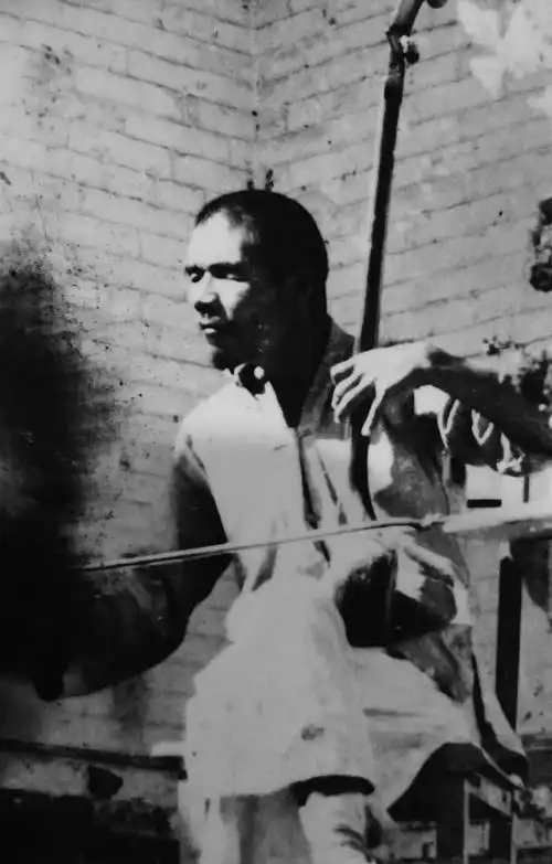 真实的瞎子阿炳:爱赌博,抽鸦片,双目因梅毒而失明,《二泉映月》成为