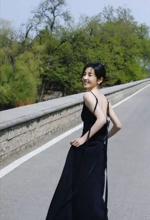 张子枫北京国际电影节红毯造型尽显独特时尚品味_清新_风格_个性化