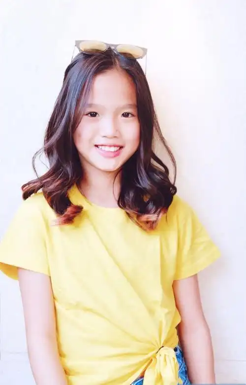 13岁张思捷红唇抢镜,与异性合影亲密引关注_jaden