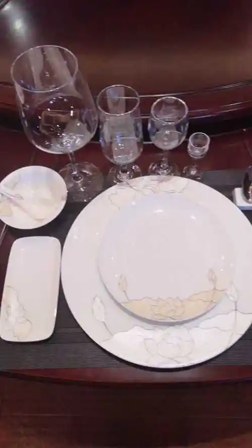 这高档餐具的摆放.一看就是有什么大人物要莅临了