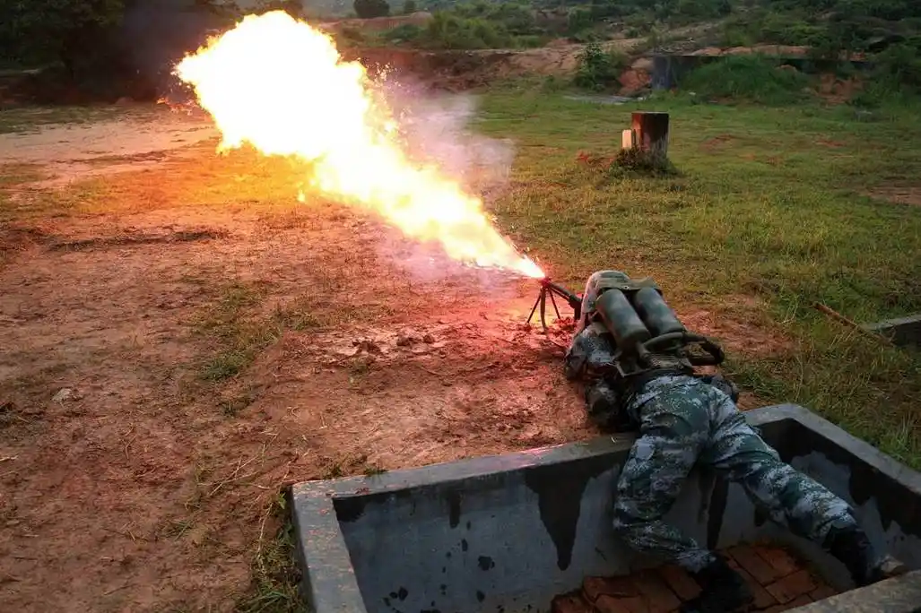 国产火焰喷射器威力有多猛( 1 / 4 )