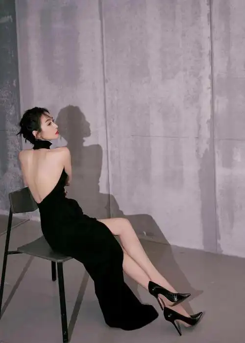 宋茜全露背黑色分叉长礼裙出镜,搭配黑色高跟鞋,诠释什么是妩媚性感.