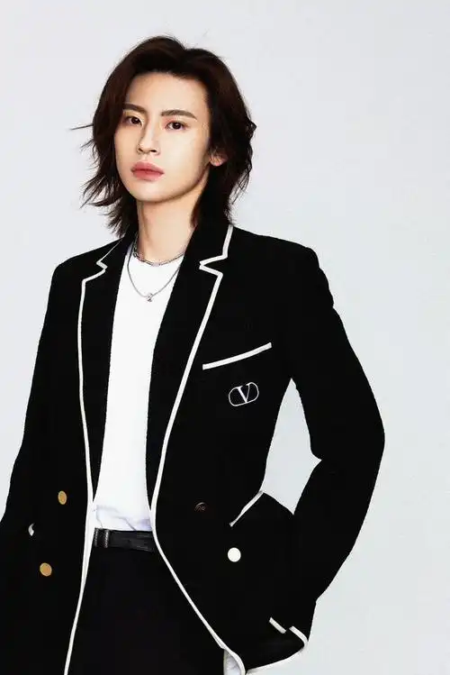 hi!这有一套小鬼王琳凯的「出道五周年」制服写真请查收～这身制