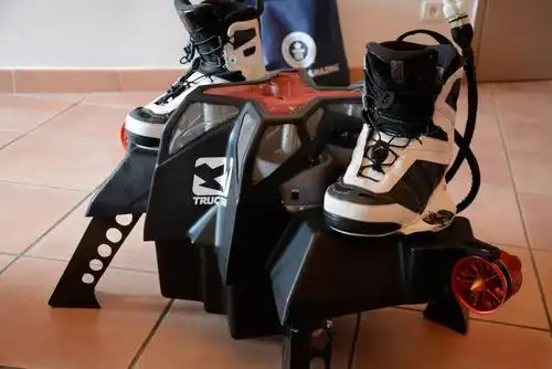 p>弗兰克·萨帕塔 i>(franky zapata) /i>,法国人,创造了一项新的