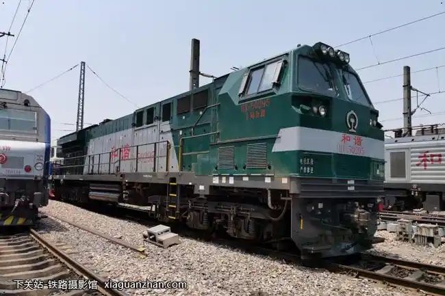 机车名称:和谐5型内燃机车 hxn5车    号:0295生产厂商:戚墅堰运行
