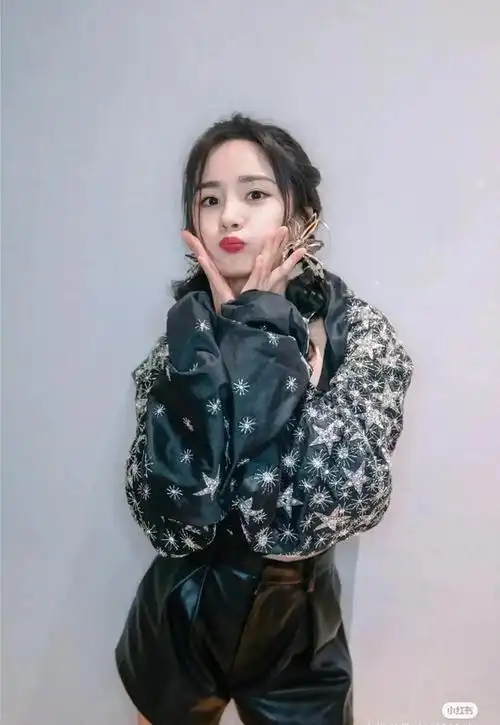 杨幂最新穿搭美照释出,嘟嘴卖萌比耶俏皮可爱,满满的少女感!