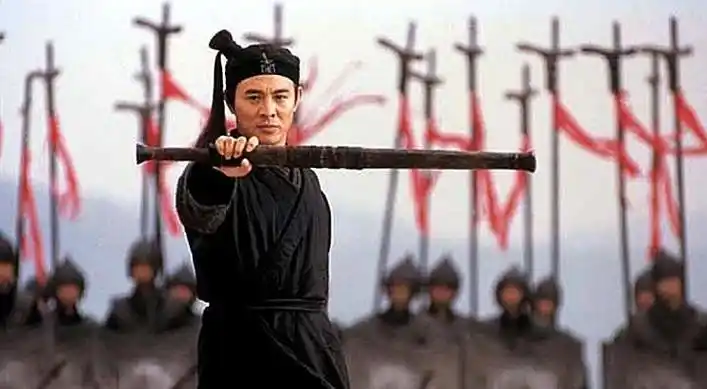 李连杰如今驼背走路难被搀扶功夫皇帝英雄迟暮